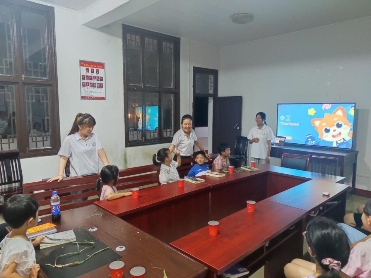 yl7703永利官网学子带乡村孩子体验双语“环球旅行”_fororder_图片1